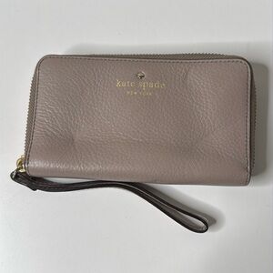 Kate Spade New York Cobble Hill Medium Lacey Wristlet in Warm Putty NWT